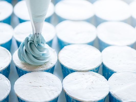 Jak laboratoryjne mleko rewolucjonizuje przemysł spożywczy i zmienia przyszłość produkcji mleka